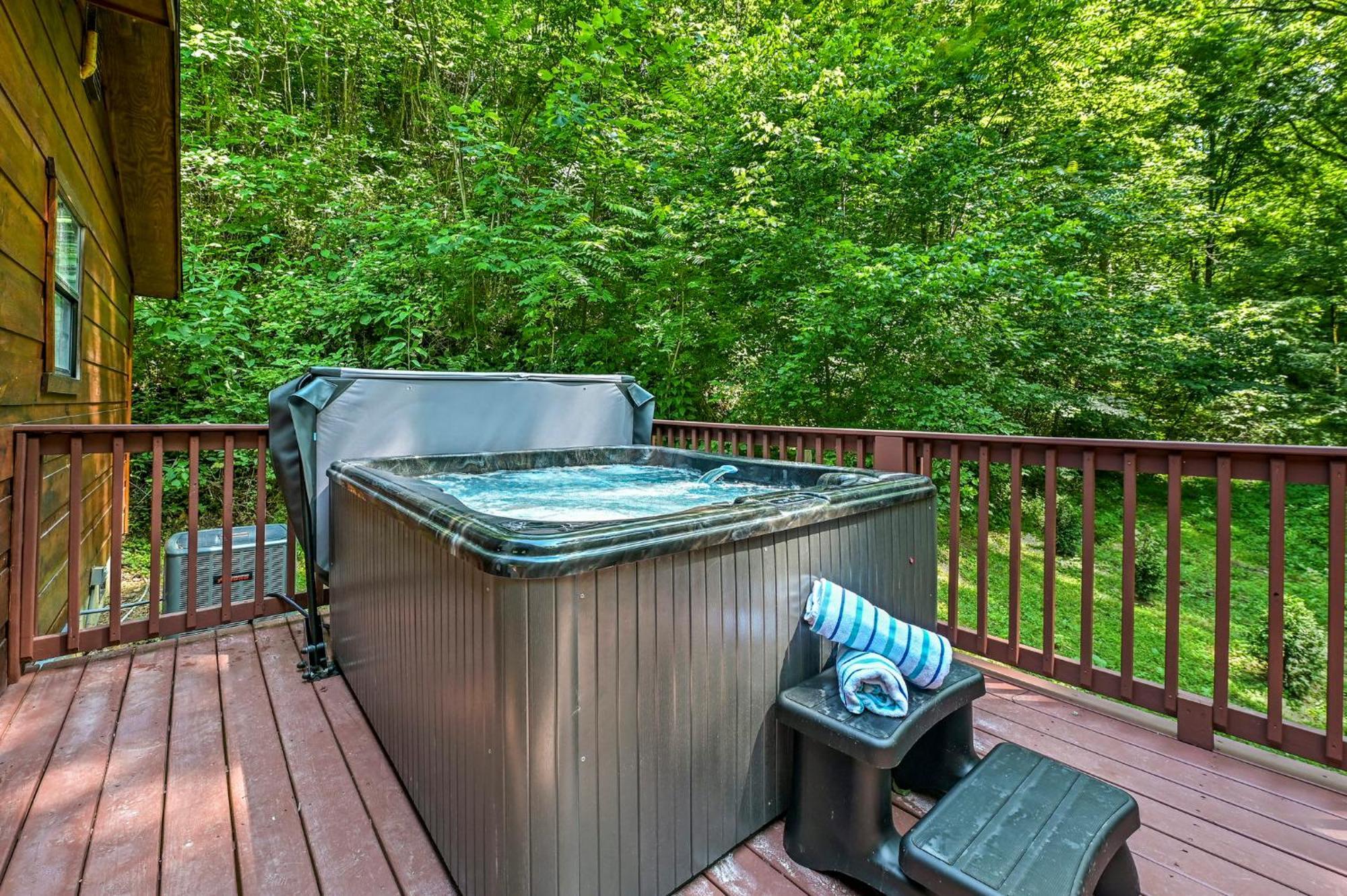 Smoky Mountains Hut Tub Cabin Dog Friendly Sevierville Exterior photo
