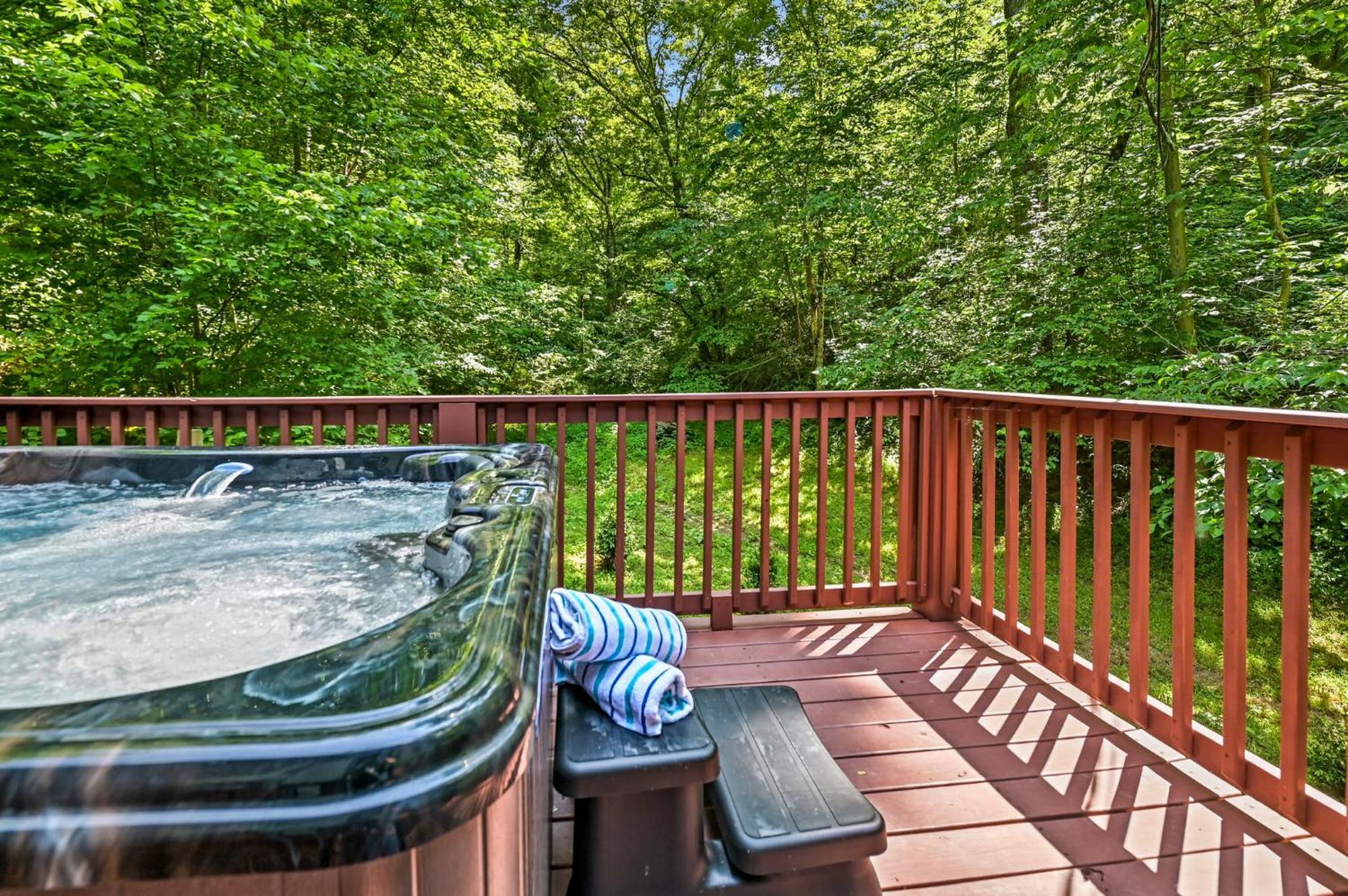 Smoky Mountains Hut Tub Cabin Dog Friendly Sevierville Exterior photo