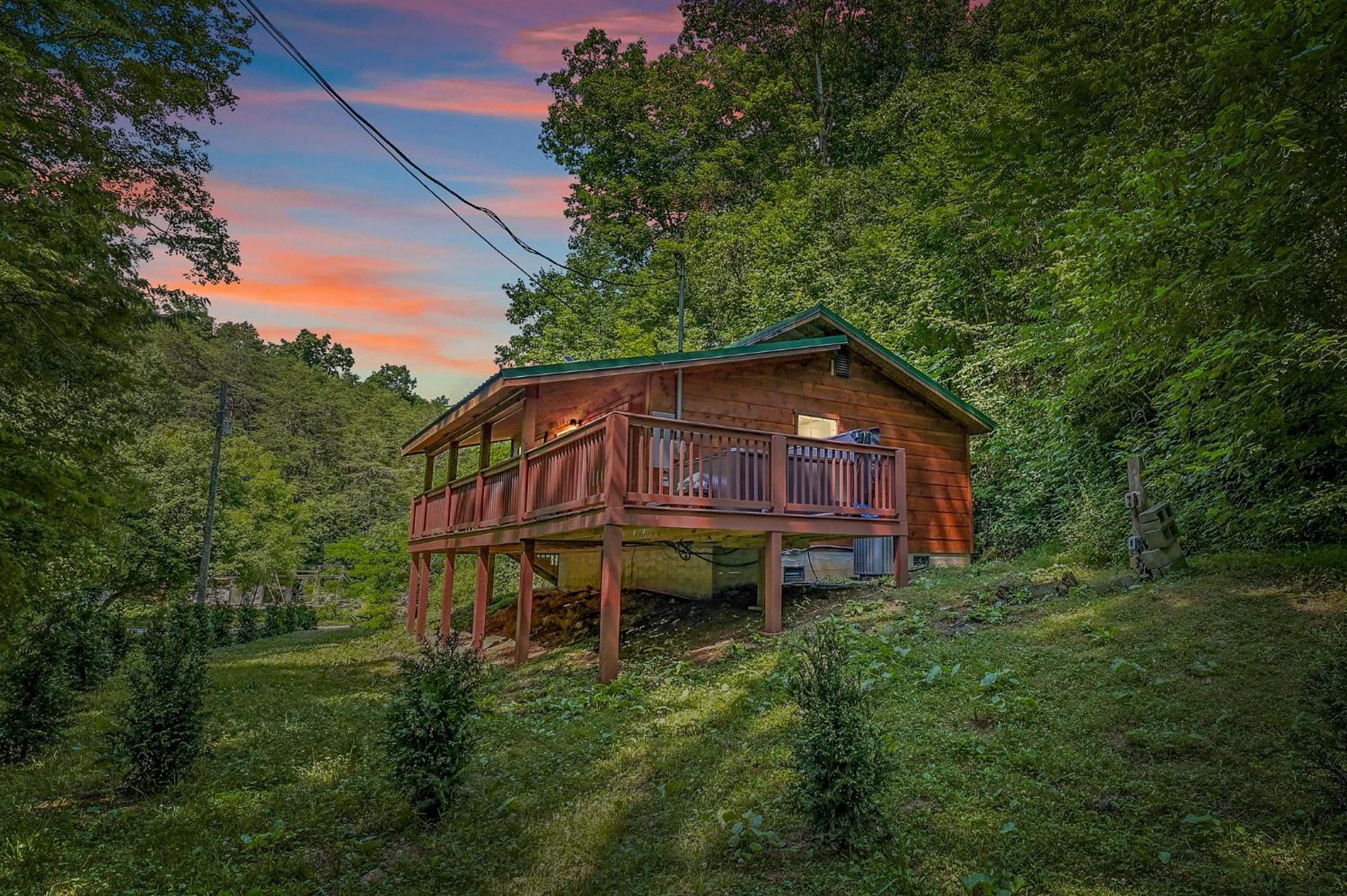 Smoky Mountains Hut Tub Cabin Dog Friendly Sevierville Exterior photo